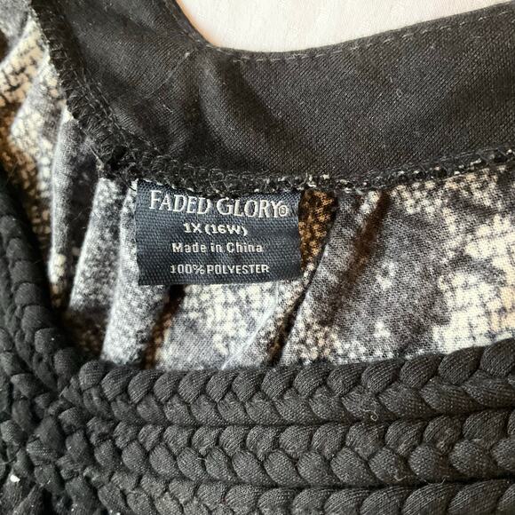 Faded Glory Women Half Sleeve V-neck Floral Blouse size XL (16W), Black & Gray - Picture 4 of 6